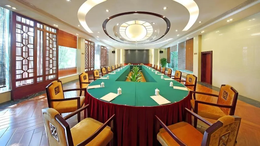 Nanhai Oil Hotel Zhuhai 4*,